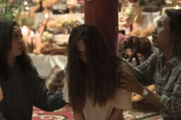 Cena de A Médium, filme de terror disponível para assistir no Prime Video