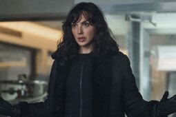 Gal Gadot em cena do filme Agente Stone, da Netflix; leia a crítica
