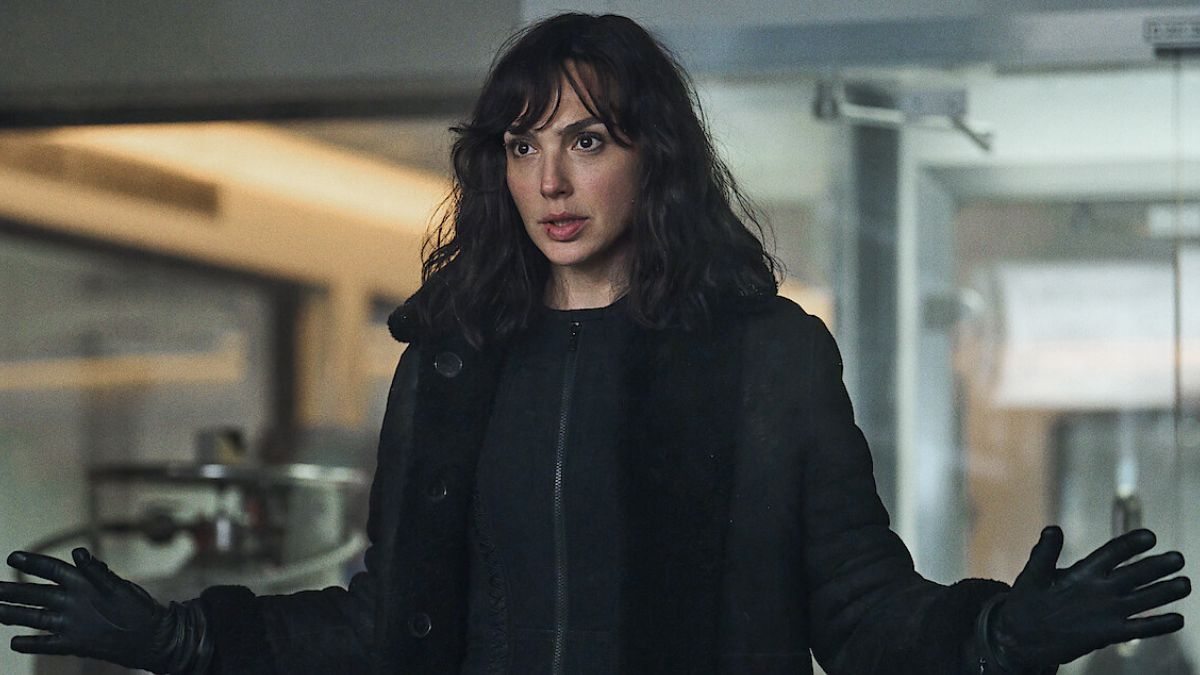 Gal Gadot em cena do filme Agente Stone, da Netflix; leia a crítica