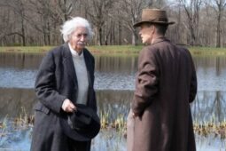 Tom Conti como Albert Einstein e Cillian Murphy como Robert Oppenheimer