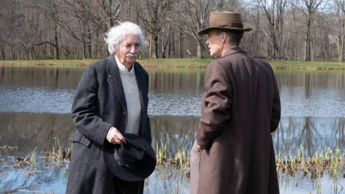 Tom Conti como Albert Einstein e Cillian Murphy como Robert Oppenheimer