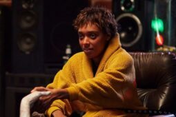 Sophie Wilde em cena do filme de terror Fale Comigo, em cartaz nos cinemas