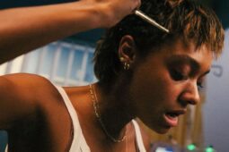 Cena de Fale Comigo, filme de terror com Sophie Wilde. Onde assistir?