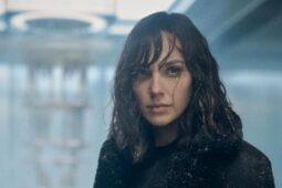 Gal Gadot em ação no filme Agente Stone, que estreia na Netflix