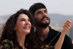Ebru Sahin (Reyyan Sadoglu) e Akin Akinözü (Miran Aslanbey) em cena de episódio de Hercai - Amor e Vingança