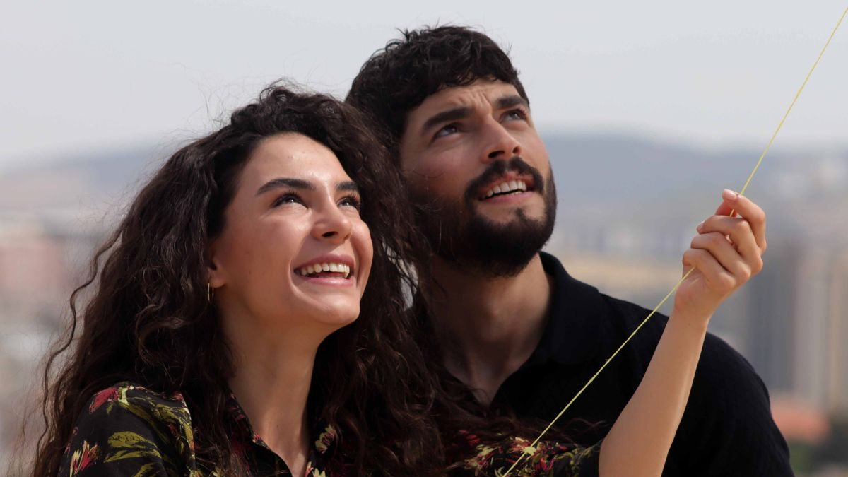 Ebru Sahin (Reyyan Sadoglu) e Akin Akinözü (Miran Aslanbey) em cena de episódio de Hercai - Amor e Vingança