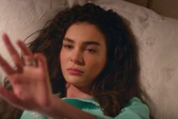 Reyyan (Ebru Sahin) em cena da novela Hercai - Amor e Vingança; ela morre?