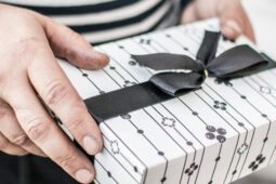 Mãos de um homem segurando uma caixa de presente (Foto: Imagem de Moilanen por Pixabay)