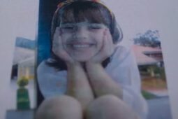 Rosto de Isabella Nardoni estampado em uma camiseta em cena do documentário Isabella: O Caso Nardoni