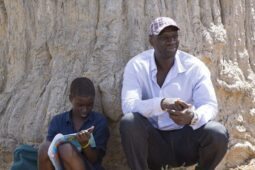 Lionel Louis Basse e Omar Sy em cena de Jornada da Vida; estão no elenco do filme da Sessão da Tarde hoje