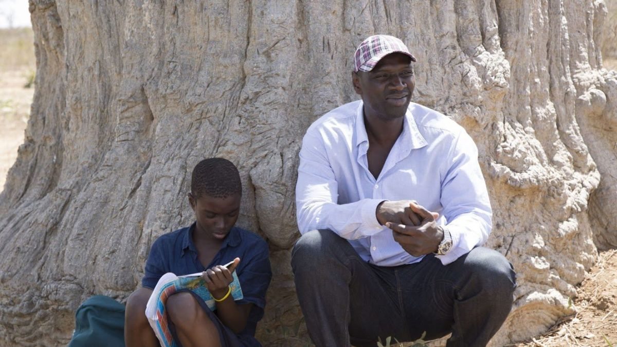 Lionel Louis Basse e Omar Sy em cena de Jornada da Vida; estão no elenco do filme da Sessão da Tarde hoje