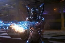 Cena de Besouro Azul, um dos principais lançamentos dos cinemas em agosto