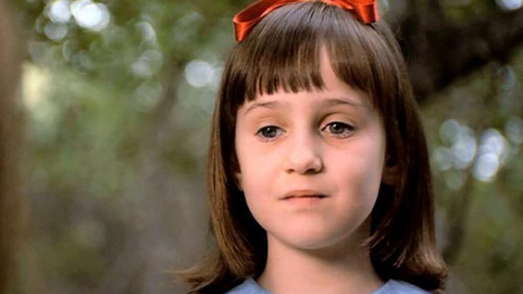 Mara Wilson como Matilda no filme de 1996; disponível na Netflix