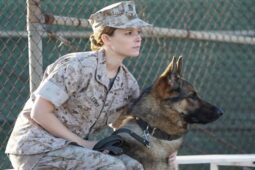 Kate Mara como Megan Leavey no filme da Sessão da Tarde hoje
