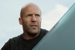 Jason Statham em Megatubarão 2, filme da Warner Bros. Pictures. Onde assistir?