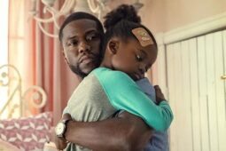 Kevin Hart e Melody Hurd em cena do filme Paternidade, atração da Tela Quente hoje