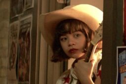 Eva Noblezada no filme Rosa Amarela, atração da Sessão da Tarde que não é baseada em fatos reais