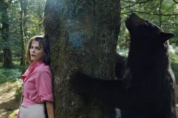 O Urso do Pó Branco está disponível para assistir no Prime Video por aluguel