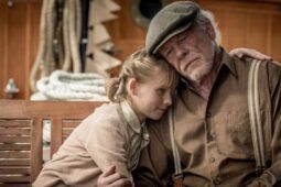 Cena do filme Nunca Te Esquecerei com os dois personagens Amadeus e Matilda