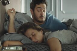 Cena da comédia nacional intitulada Um Casal Inseparável, atração da Sessão da Tarde hoje