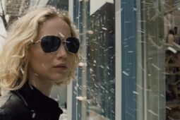 Cena do filme que retrata a protagonista Joy, após reviravolta na sua vida