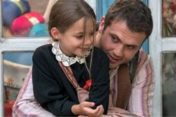 Cena do filme turco intitulado Milagre na Cela 7, que não é baseado em fatos reais