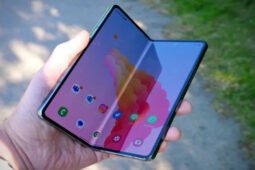 Galaxy Z Fold 5 é um celular bom bastante espaço de armazenamento