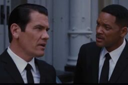 Cena do filme Homens de Preto 3, com os agentes K e J em uma diferente linha do tempo