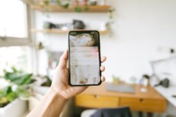 Modelo de celular com tela grande