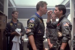 Cena do filme Top Gun 1, que tinha Tom Cruise com 23 anos de idade