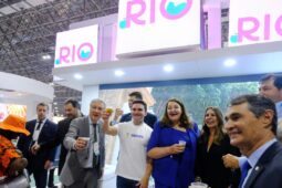 O ministro do Turismo Celso Sabino (de camiseta branco) ao lado de Magda Nassar, presidente da Abav