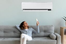 Mulher usa ar-condicionado em apartamento: saiba como escolher melhor aparelho em 2023