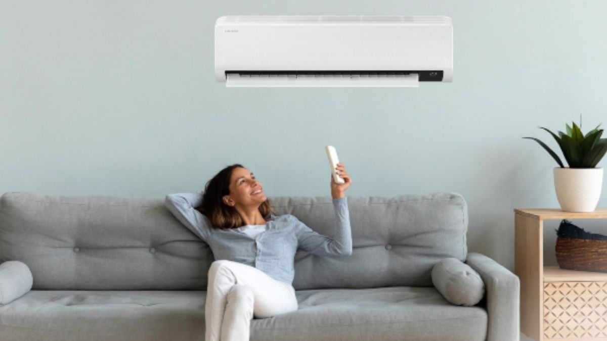 Mulher usa ar-condicionado em apartamento: saiba como escolher melhor aparelho em 2023