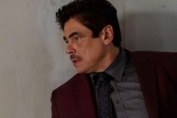 Cena do novo filme Netflix Camaleões, com Benicio Del Toro no elenco
