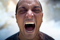 Allan Souza Lima grita em cena como Ubaldo na série Cangaço Novo, do Prime Video