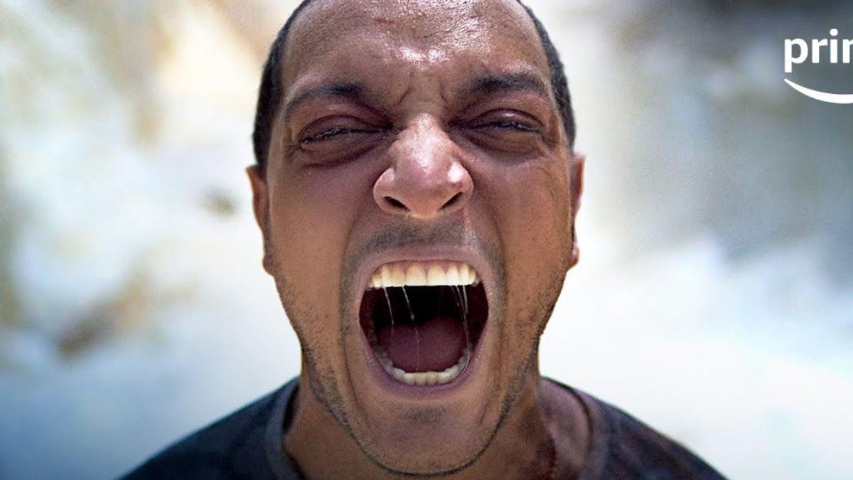 Allan Souza Lima grita em cena como Ubaldo na série Cangaço Novo, do Prime Video