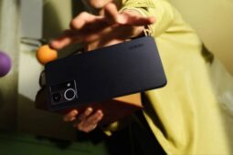 Modelo de celular Oppo Reno7; saiba preço