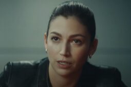 Úrsula Corberó interpreta Rosa em Corpo em Chamas, da Netflix. Conheça história real