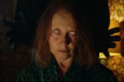 Danielle Kennedy em Duas Bruxas, filme de terror da Netflix