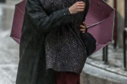 Na lista de filmes de comédia romântica para assistir na Netflix está o filme Amor ao Primeiro Beijo, de 2023