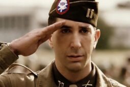 Cena da série Irmãos de Guerra, baseada em fatos reais; tem o ator David Schwimmer no elenco