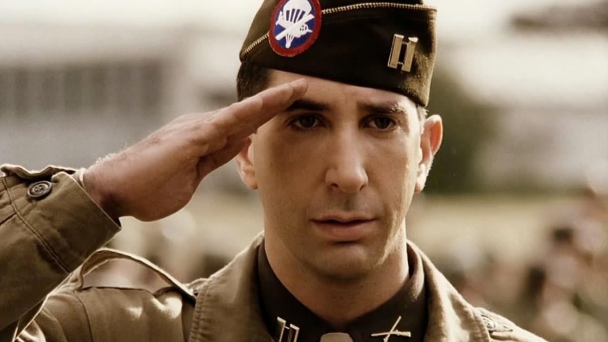 Cena da série Irmãos de Guerra, baseada em fatos reais; tem o ator David Schwimmer no elenco