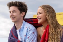 Andrew Barth Feldman e Jennifer Lawrence em local de filmagem de Que Horas Eu Te Pego?