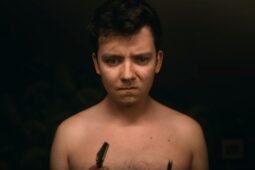Otis (Asa Butterfield) em cena da 4ª temporada de Sex Education. Qual horário de estreia na Netflix?