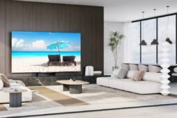 Foto de uma smart TV TCL C835 no interior de uma sala. Vale a pena o preço?