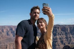 Oliver Jackson-Cohen e Jenna Coleman em cena de Turismo Selvagem, do Prime Video