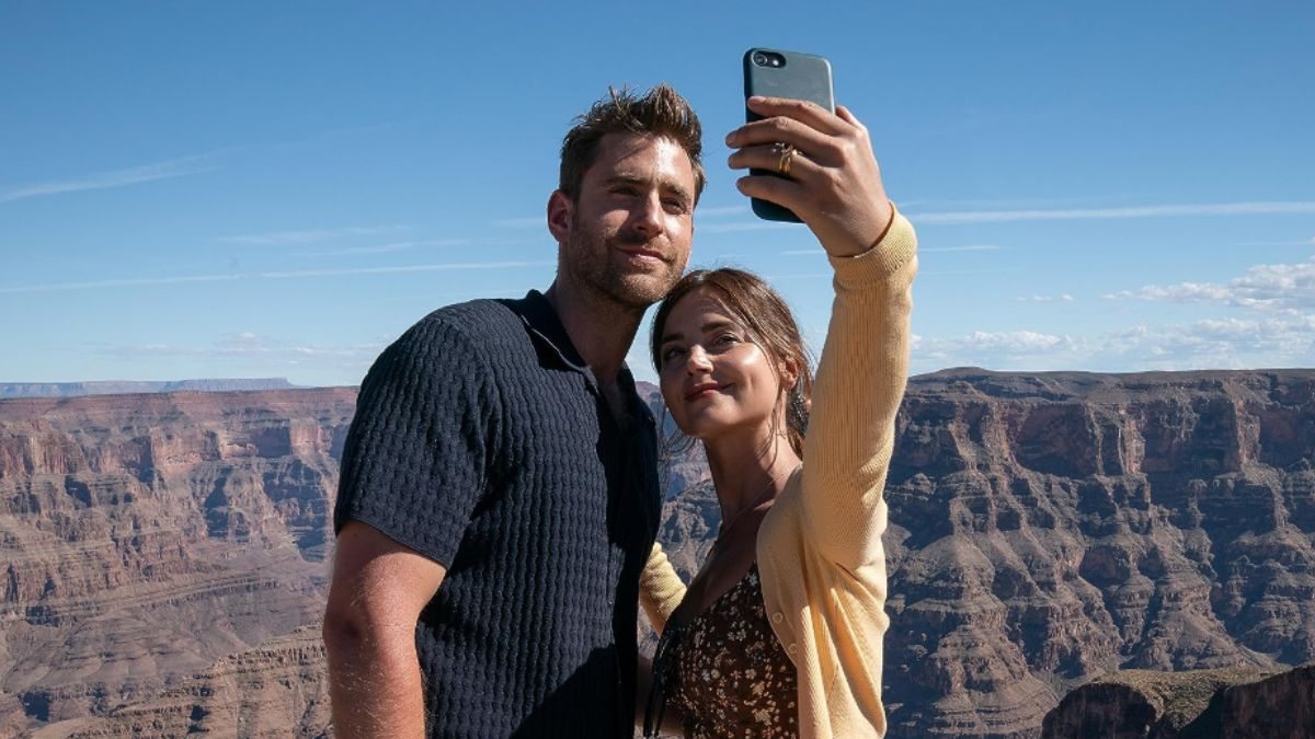 Oliver Jackson-Cohen e Jenna Coleman em cena de Turismo Selvagem, do Prime Video