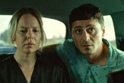 Cena de Um Dia e Meio, da Netflix, filme parcialmente baseado em fatos reais