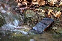 Celular em uma queda d'água