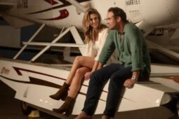 Cena do filme O Amor Está no Ar, com os atores Delta Goodrem e Joshua Sasse; está na Netflix